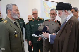 اعطای نشان فتح به فرماندهان کل ارتش و سپاه