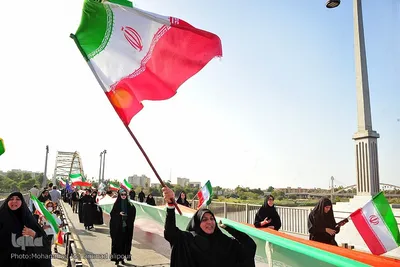 زنجیره انسانی در محکومیت تهدیدات حمله به پل‌ها و نیروگاه‌ها در اهواز