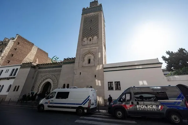 'Profundamente Chocados': Conselho Muçulmano Francês Condena Profanação do Alcorão em Invasão de Mesquita