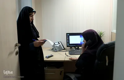 خبرنگاران مشغول کارند