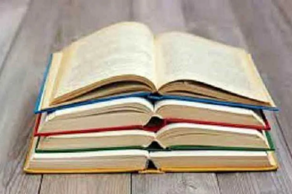 مسافران مترو زیر چتر كتاب/ كتاب‌های مازاد خود را به ایوان انتظار بیاورید