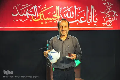 مرتضی مجدی، 68 ساله، بازنشسته نیروگاه برق زرگان و آبدارچی روضه است. خودش می‌گوید از 5 سالگی در روضه‌های حسینی بوده است. می‌گویم: امام حسین. می‌گوید: شهید کربلا.
