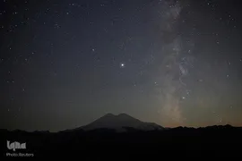 آسمان پر از ستاره بالای کوه البروس در جمهوری کاباردینو-بالکاریای روسیه 