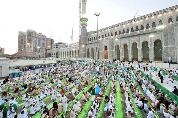 ابلاغ شیوه‌نامه تردد زائران عمره در حرمین شریفین + فیلمی از افطار در مسجد الحرام