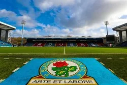 Un club de football britannique invite les musulmans à accomplir la Salat Maghrib dans sa salle de prière