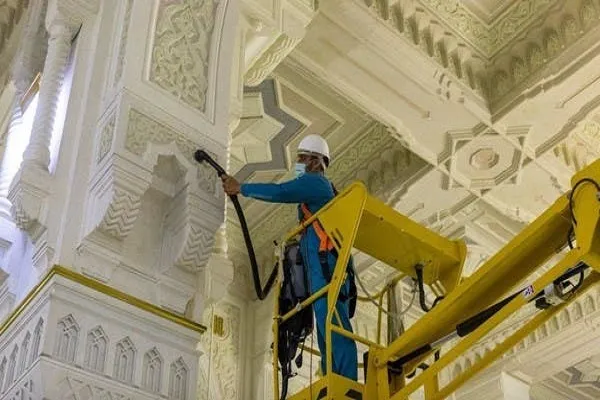 4 آلاف عامل..فرق لتطهير وتعقيم المسجد الحرام يومياً
