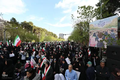 تجمع کودکان و نوجوانان در چهلمین روز شهادت دانش‌آموزان مینابی