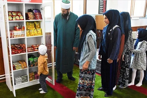 İmam, kurduğu 'cami market'le çocuklara camiyi sevdiriyor