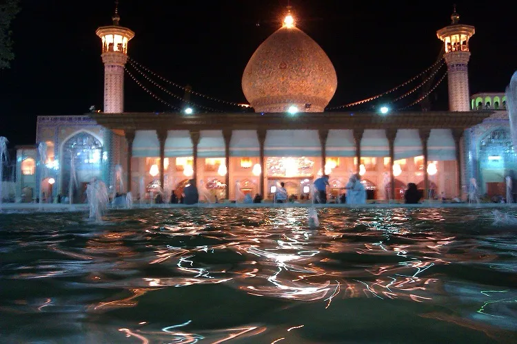 توزیع ۱۵۰۰ بسته معیشتی میان نیازمندان از محل نذورات حرم شاهچراغ(ع)