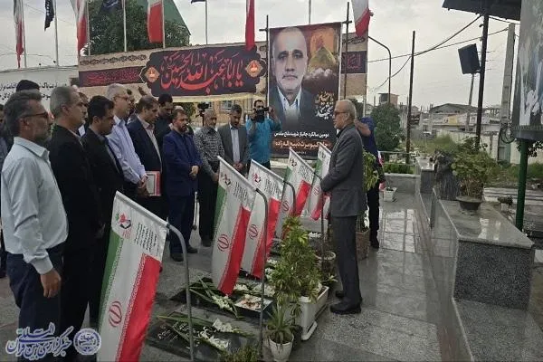 آیین گل افشانی مزار خبرنگار شهید هادی باغبانی شهید مدافع حرم