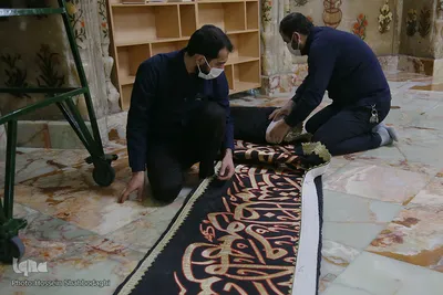 آیین سیاه پوشی ضریح مطهر کریمه اهل بیت در آستانه محرم