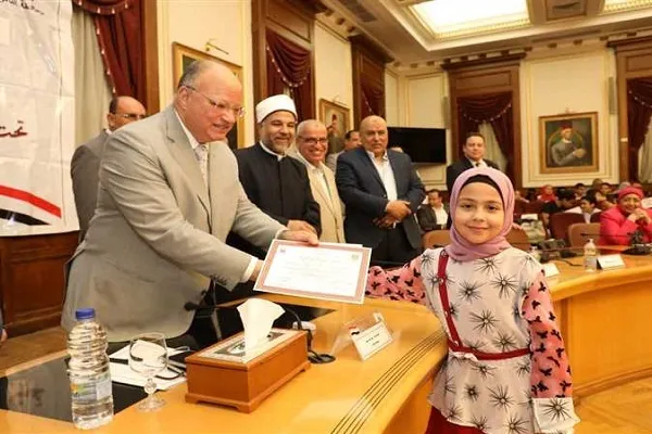 محافظ القاهرة يكرّم 66 طالباً وطالبةً أوائل حفظة القرآن