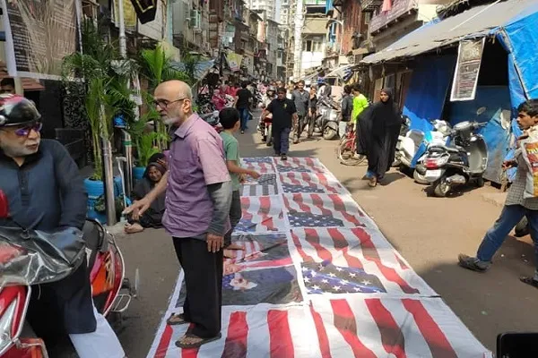Hindistan’da Trump ve ABD bayrağı fotoğrafları ayaklar altında