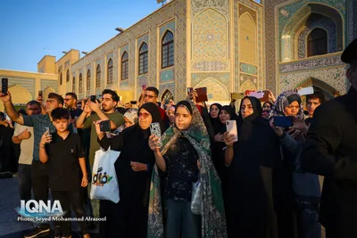 تعویض پرچم گنبد رضوی همزمان با آغاز ماه ربیع‌الاول
