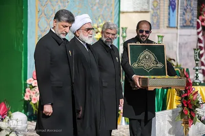 تعویض پرچم گنبد بارگاه رضوی در روز ولادت حضرت رضا(ع)
