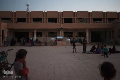 ناصر یکی از ساکنین که مخازن نفت را برای کمک به خانواده‌اش تمیز می‌کند، می‌گوید: اینجا در حریجیه زندگی بسیار بد است؛ سازمان‌های غیر دولتی دوبار آمدند و خمیر دندان و صابون برای شستشو آوردند اما ما به غذا، دارو، آب و برق احتیاج داریم.

