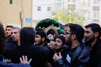 تشییع پیکر جهادگر تهرانی امیرمحمد اژدری بر روی دستان مردم 