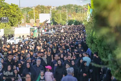 حضور عاشقان حسینی در مراسم پیاده‌روی جاماندگان اربعین ارومیه‎