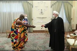 Jakadan Kasar Ghana A Iran Sanye Da Tufafin Kente A Yayin Ganawa Da Rauhani