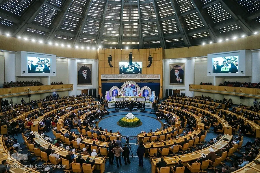 Gözləri görməyən Quran hafizi boğazı düyünləndiyi halda Quranı tilavət edib