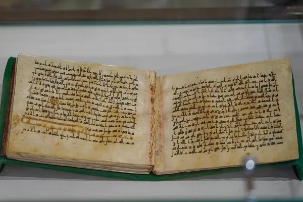 Bihirang mga Manuskrito ng Quran sa Ekspo Inilunsad sa Najaf ng Iraq