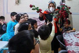 فاطمه برزگر(ابتکار) ۴۲ سال است که با تاسیس مرکز نگهداری کودکان بی سرپرست، دخترانش را تربیت و تا رسیدن به خانه بخت، همراهی و پشتیبانی می کند.