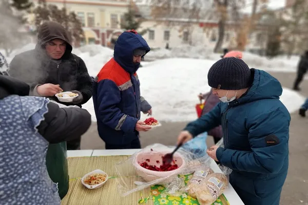 Мусульмане Татарстана раздали бездомным 5 000 порций горячего питания