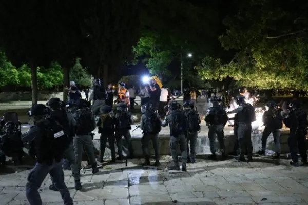 Siyonist Rejim güçleri Mescid-i Aksa'ya girerek cemaate saldırdı