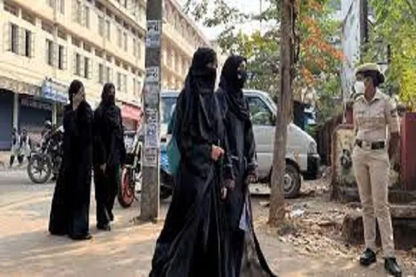 Tribunal indiano em Karnataka mantém proibição de hijabs em faculdades
