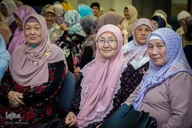 اهدای روسری به بانوان محجبه در مسجد مرکزی بیشکک