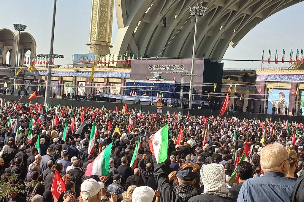 «باید برخاست»؛ عهدی میان اشک‌ها و مشت‌های گره‌کرده عزاداران رهبر شهید