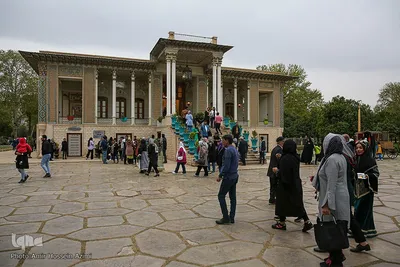 مهمانان نوروزی در باغ ارم و عفیف آباد