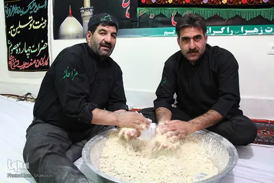 آماده سازی اوماج حلوای سنتی زنجان برای روز عاشورا
