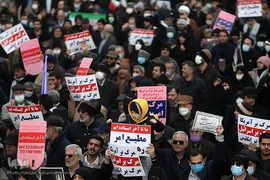 راهپیمایی نمازگزاران تهرانی در محکومیت اهانت نشریه فرانسوی به ساحت شریف مرجعیت