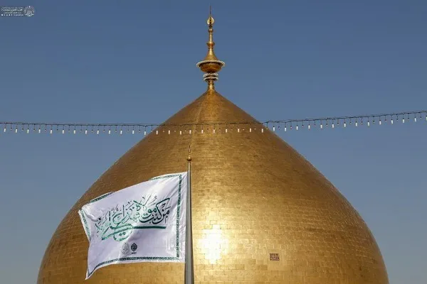 برافراشته شدن پرچم غدیر بر فراز گنبد حرم علوی + عکس