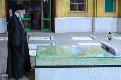حضور رهبر معظم انقلاب در مرقد مطهر امام راحل و گلزار شهدای بهشت زهرا