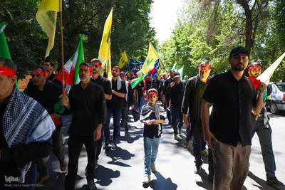 قافله عزاداری و نماز ظهر روز عاشورا در اصفهان