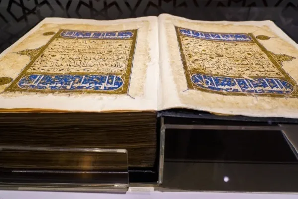 Riyad Esfar sergisinde el yazması Kuran nüshaları sergileniyor
