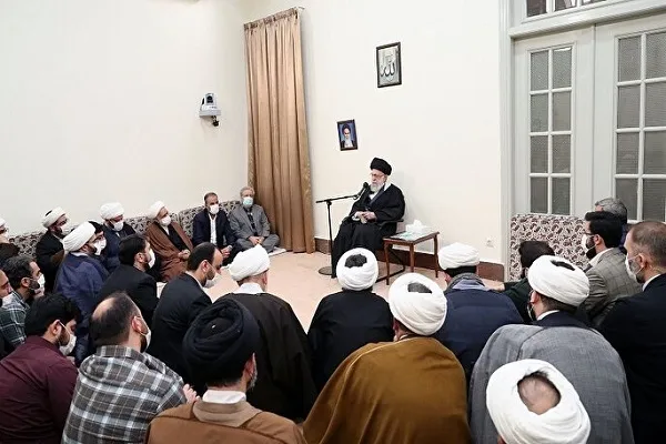 قائد الثورة الاسلامية الإیرانیة يؤكد على وحدة الكلمة والتلاحم في البلاد
