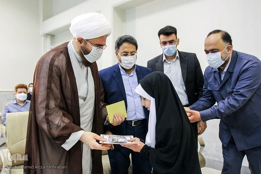 رونمایی از کتابچه بیانات رهبری در روز اول رمضان