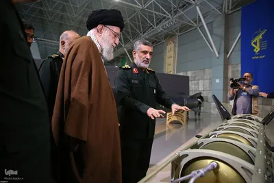 بازدید فرمانده کل قوا از نمایشگاه دستاوردهای نیروی هوافضای سپاه پاسداران