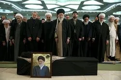 Imam Khamenei verrichtete das Totengebet für Ayatollah Hashemi Schahroudi
