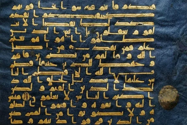 Découverte d’un texte caché sur une page du célèbre Coran bleu