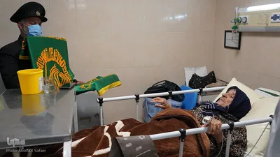 پرچم سبز حرم مطهر رضوی بر بالین مصدومان سانحه طبس