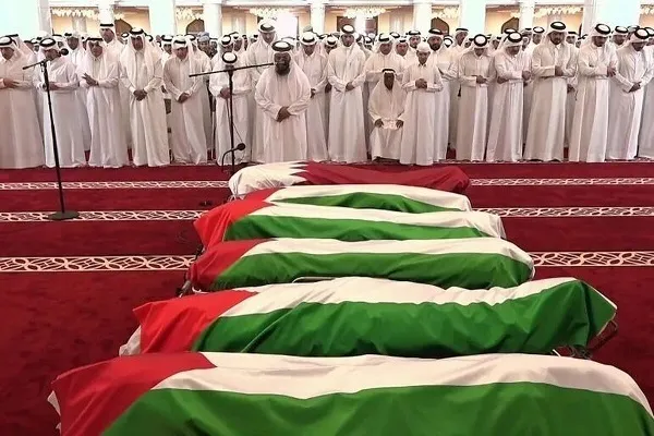 Les corps des martyrs du Hamas inhumés à Doha en présence de l’émir du Qatar