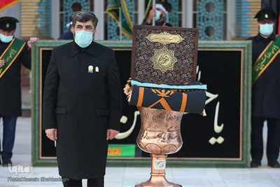 Fahne auf Kuppel der Dschamkarān-Moschee durch eine schwarze Trauerflagge ersetzt