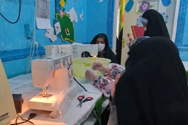 دوخت روزانه ۵۰۰ عدد ماسک توسط بانوان بسیجی در «آبدان»