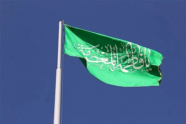 اهتزاز پرچم حرم حضرت معصومه(س) همزمان با آغاز دهه کرامت در برج میلاد