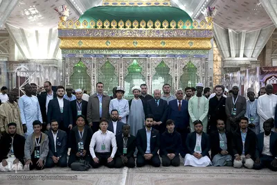 عکس یادگاری متسابقین سی و ششمین مسابقات بین المللی قرآن کریم در جوار مضجع شریف بنیانگذار کبیر انقلاب اسلامی، حضرت امام خمینی(ره)
