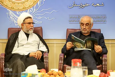 از سمت راست: دکتر عبدالحسین طالعی، عضو هیئت علمی گروه علم و اطلاعات و دانش‌شناسی دانشگاه قم و حجت‌الاسلام والمسلمین محمدرضا هدایت‌پناه نویسنده، محقق تاریخ و مدرس دانشگاه 